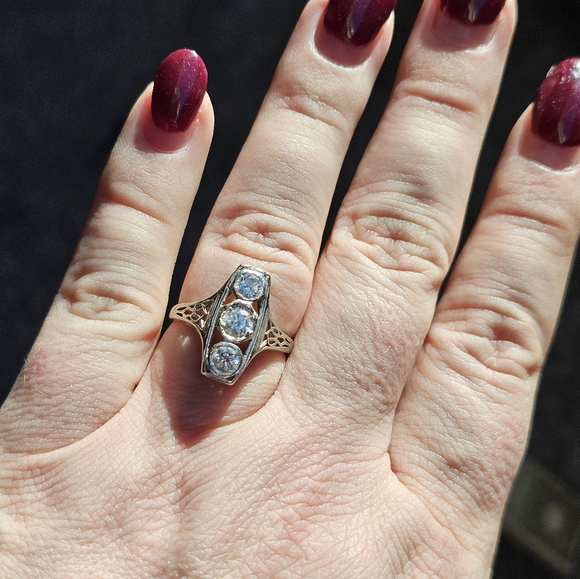 18k antique diamond ring size 7 3/4. Stamped 18k. Amazing and hard to find. Midd - Picture 6 of 13